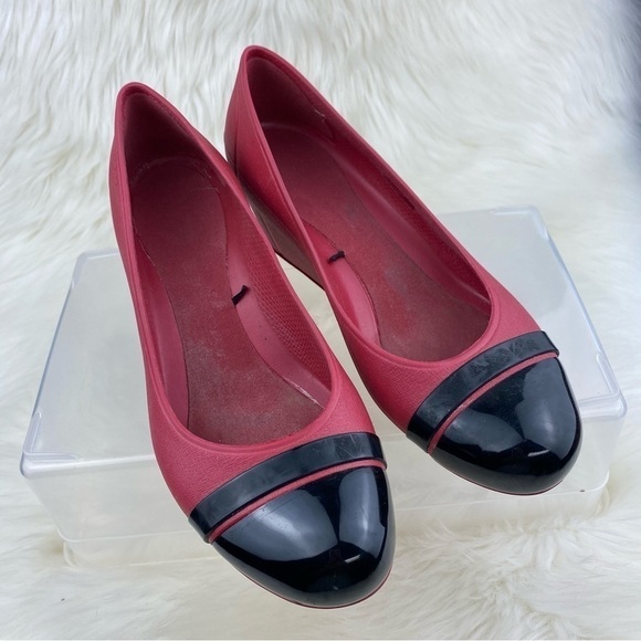 CROCS WEDGE HEEL CAP TOE  SHOES COLOR RED AND BLACK SIZE W8 - Picture 1 of 10